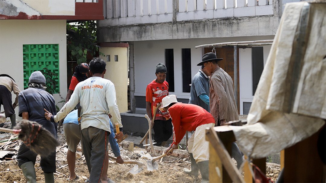 Dokumentasi pemasangan dinding pembangunan Majelis Taklim Al-Ishlah